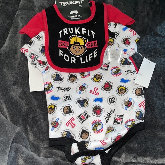 Set - Picture 2 of 3